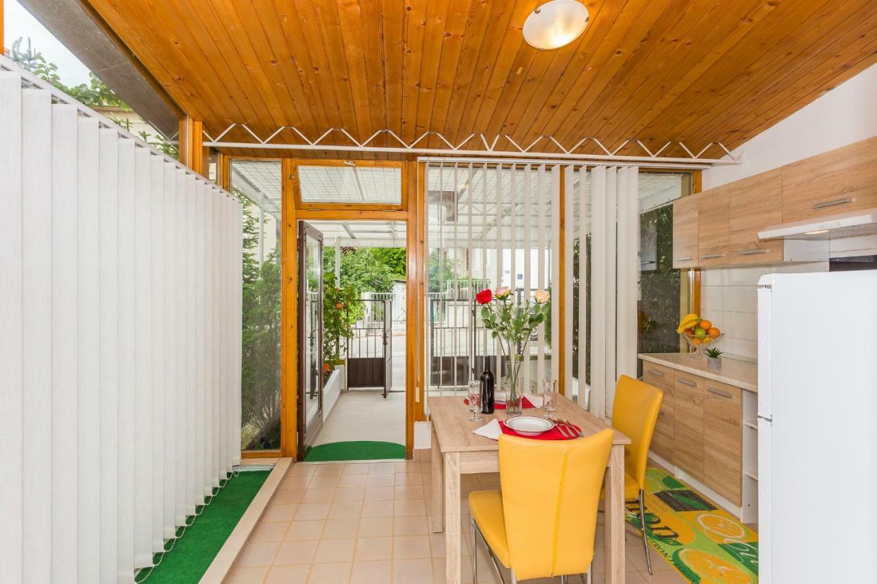 Leon-sara Apartmán